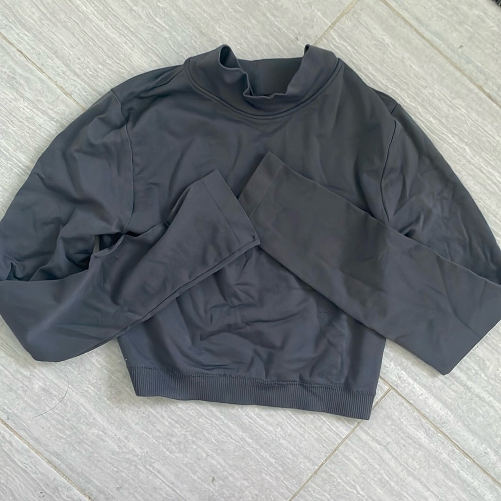 this is a gray cropped turtle neck in a small/medium size! never worn before